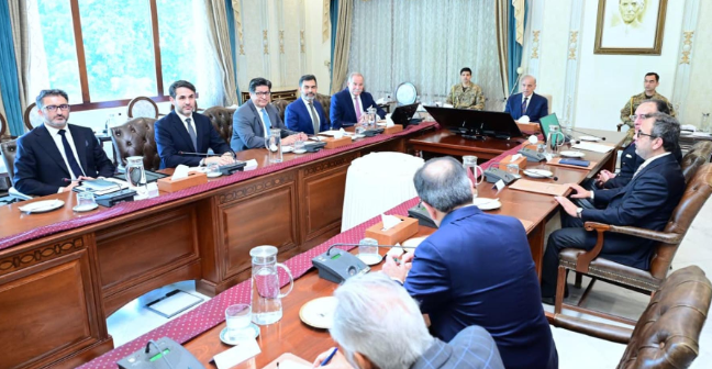 Pakistan ready to open economy to international markets, consult global experts: PM