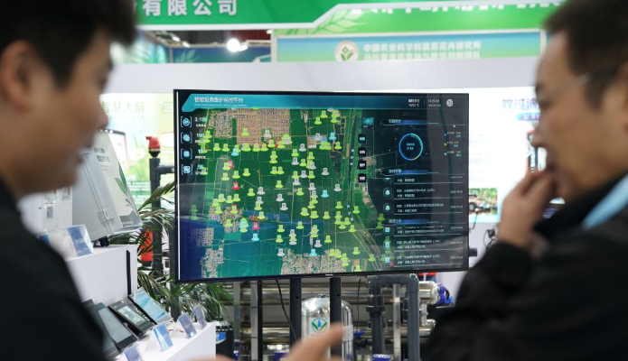 Overseas participants examine practical agricultural technologies at CAF 2026