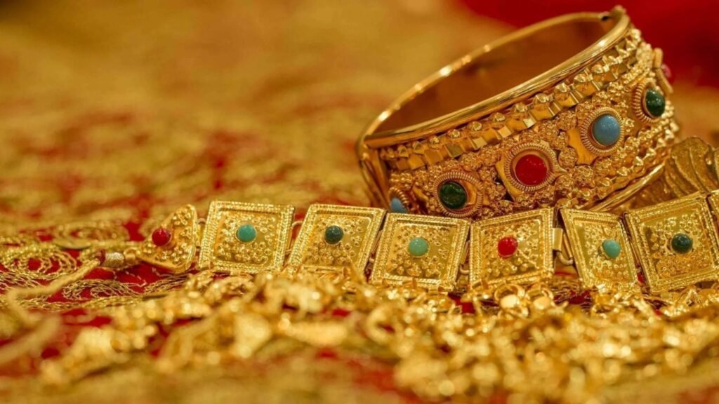 Gold prices fall by Rs4,300 per tola