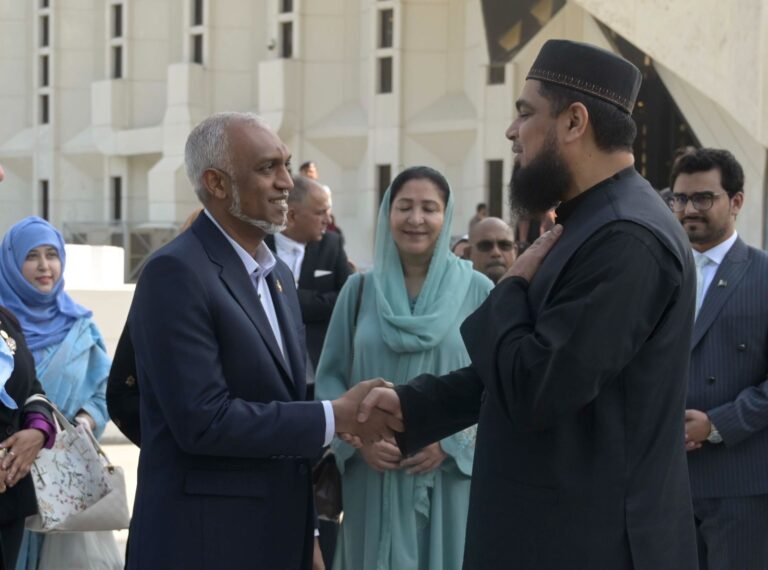 Maldives President, First Lady visit Shah Faisal Mosque
