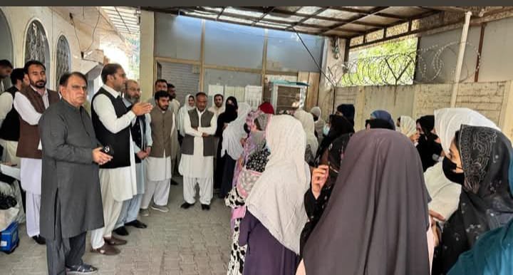 Polio officials review vaccination activities at field sites