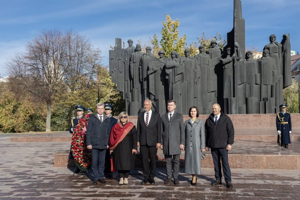 Ambassador Tirmizi lays wreath at Victory Square memorial in Voronezh