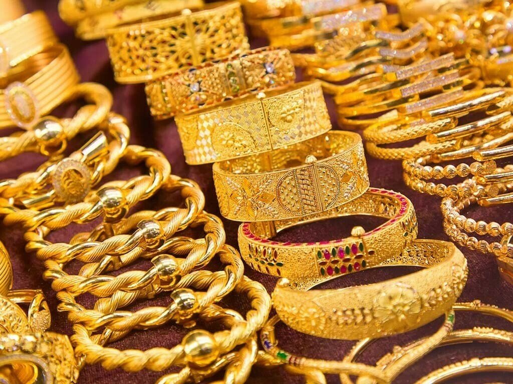 Gold prices rise by Rs1,200 per tola