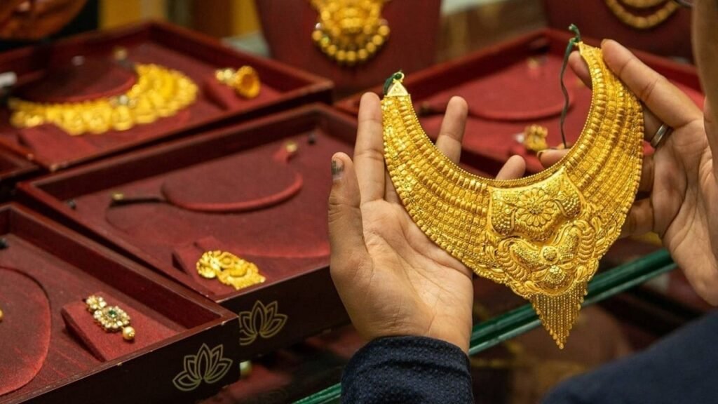 Gold prices decline by Rs3,600 per tola