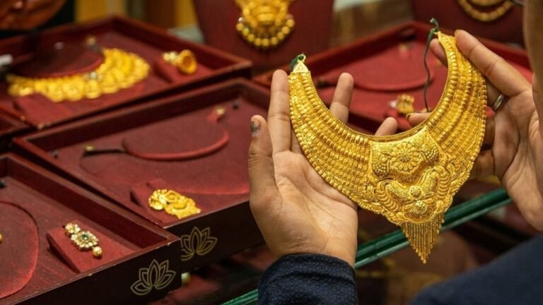 Gold prices decline by Rs3,600 per tola