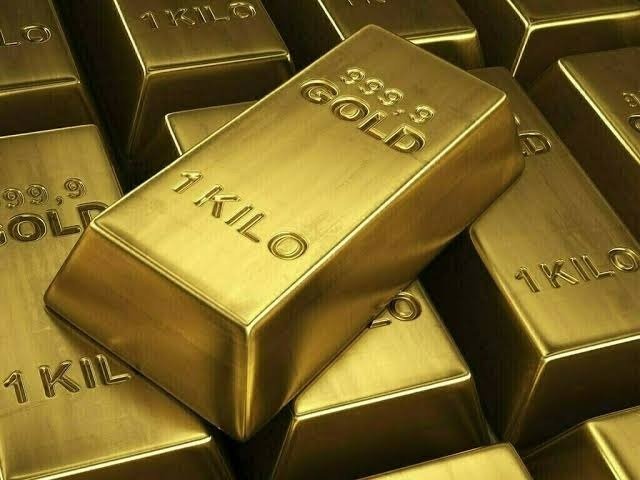 Gold prices fall by Rs3,000 per tola