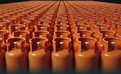 District administration seals eight shops, arrests five in crackdown on illegal LPG refilling