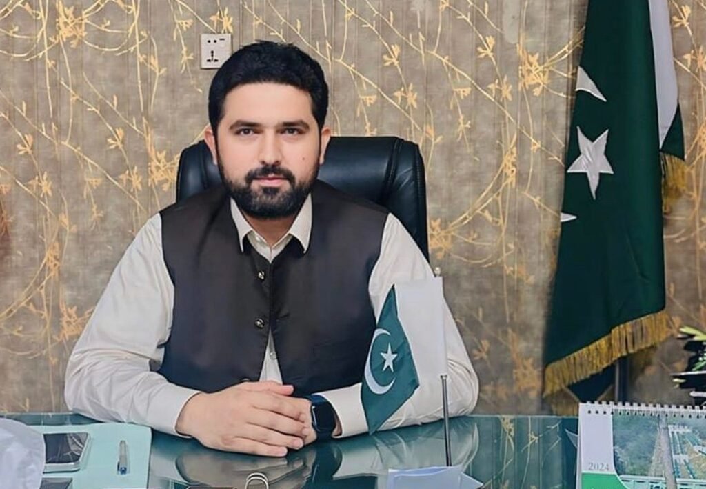 Chitral flood victims race against winter, accuse CM Afridi of prioritising long march over relief